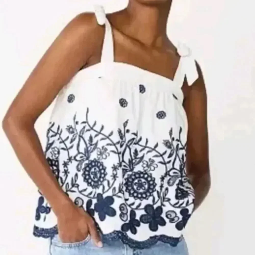 Draper James RSVP White Tank Top With Blue Floral Eyelets Women’s Large